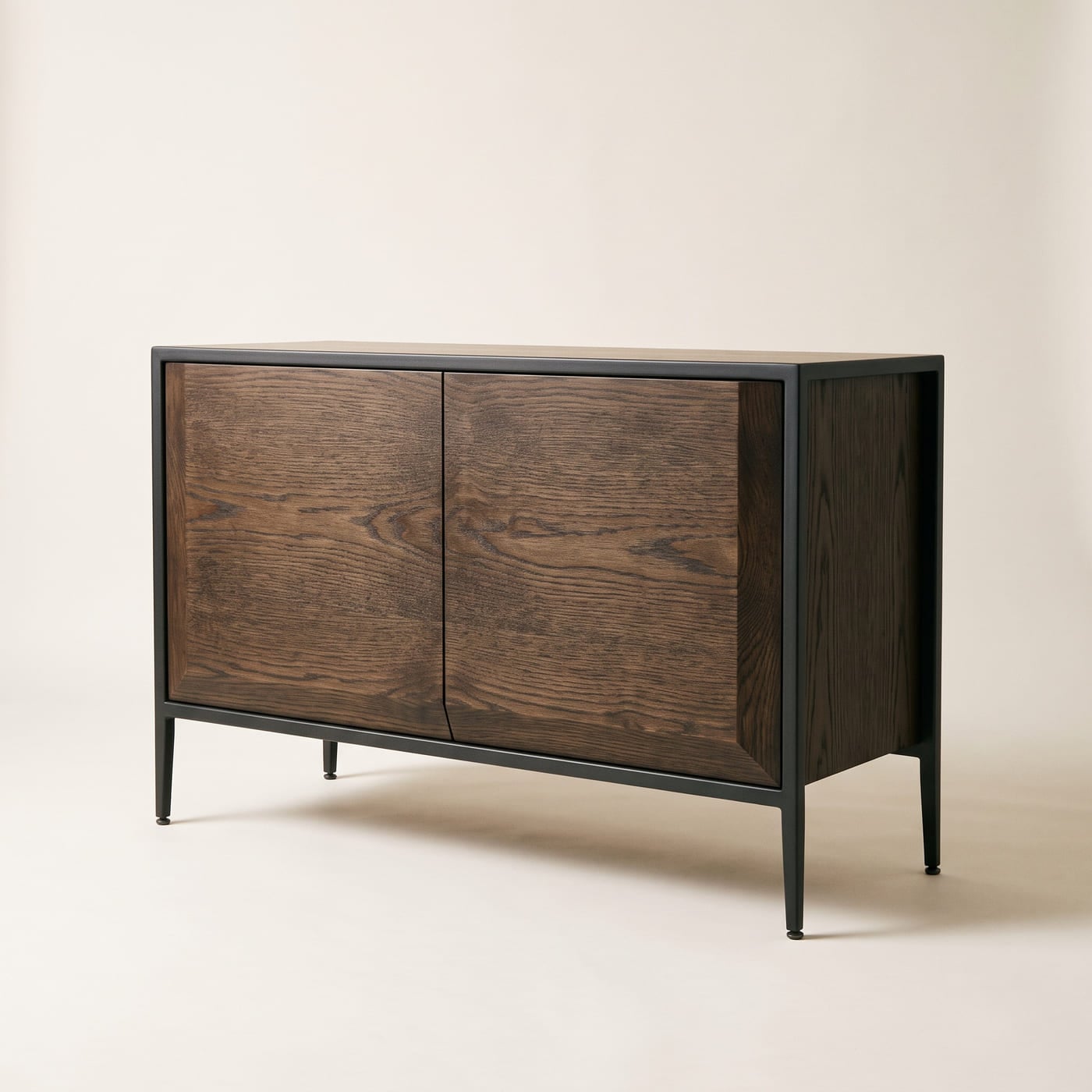 Sideboard aus geräucherter Eiche in einem schmalen Stahlrahmen, die Türen ohne Griff mit angefaster Unterkante.