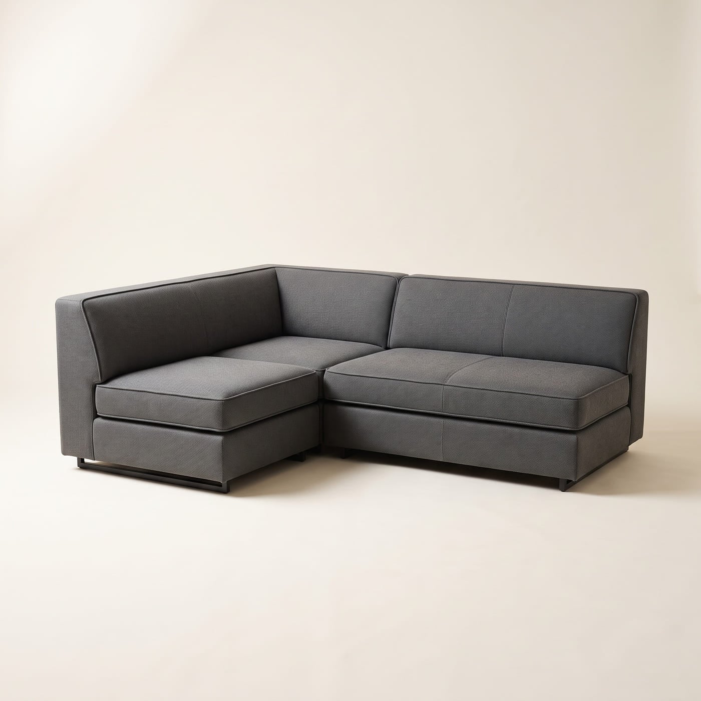 Ecksofa in graphitfarbenem Stoff mit quadratischem Eckelement und einem über Eck laufenden Rückenkissen.