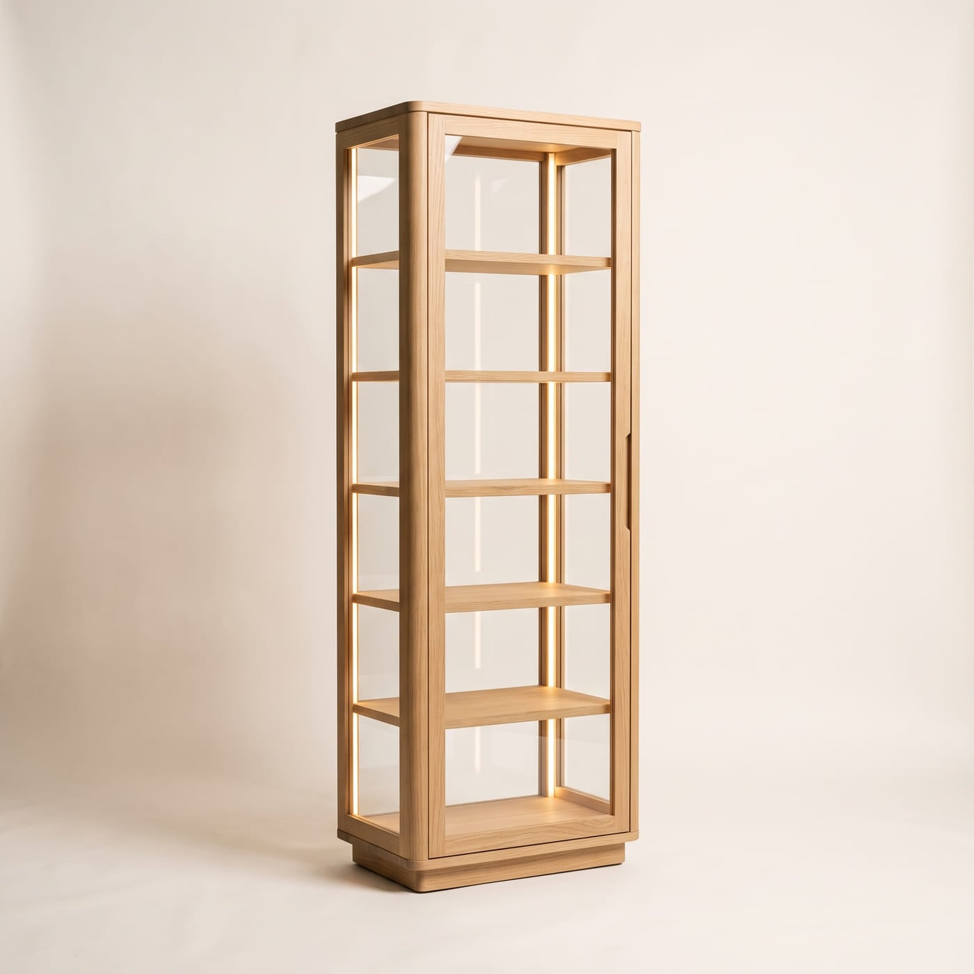 Schmale Vitrine aus Massivholz mit entspiegeltem Glas und seitlich in den Rahmen laufendem warmem Licht.