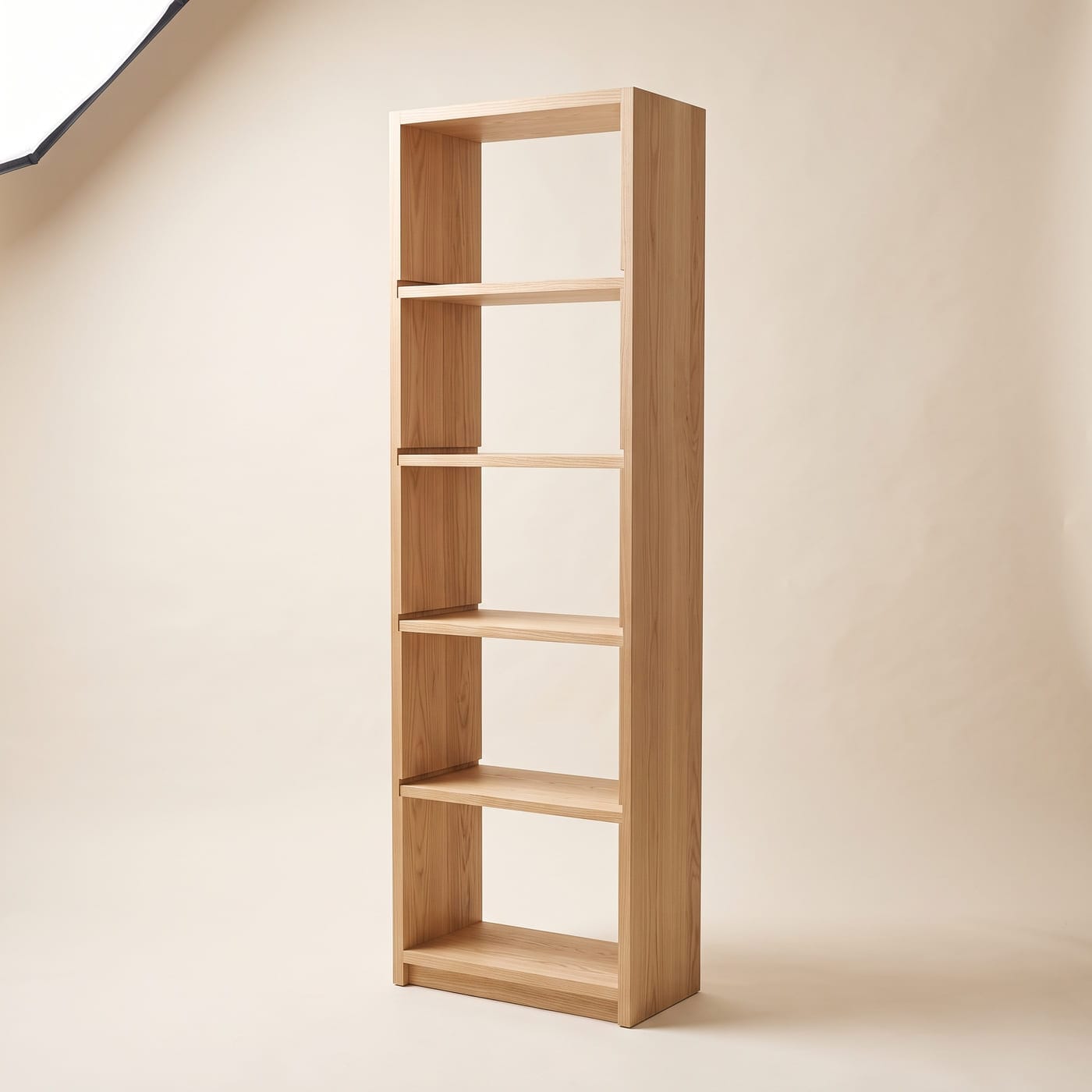 Schmales hohes Bücherregal aus Esche mit fest eingeschobenen Böden und ohne Rückwand.