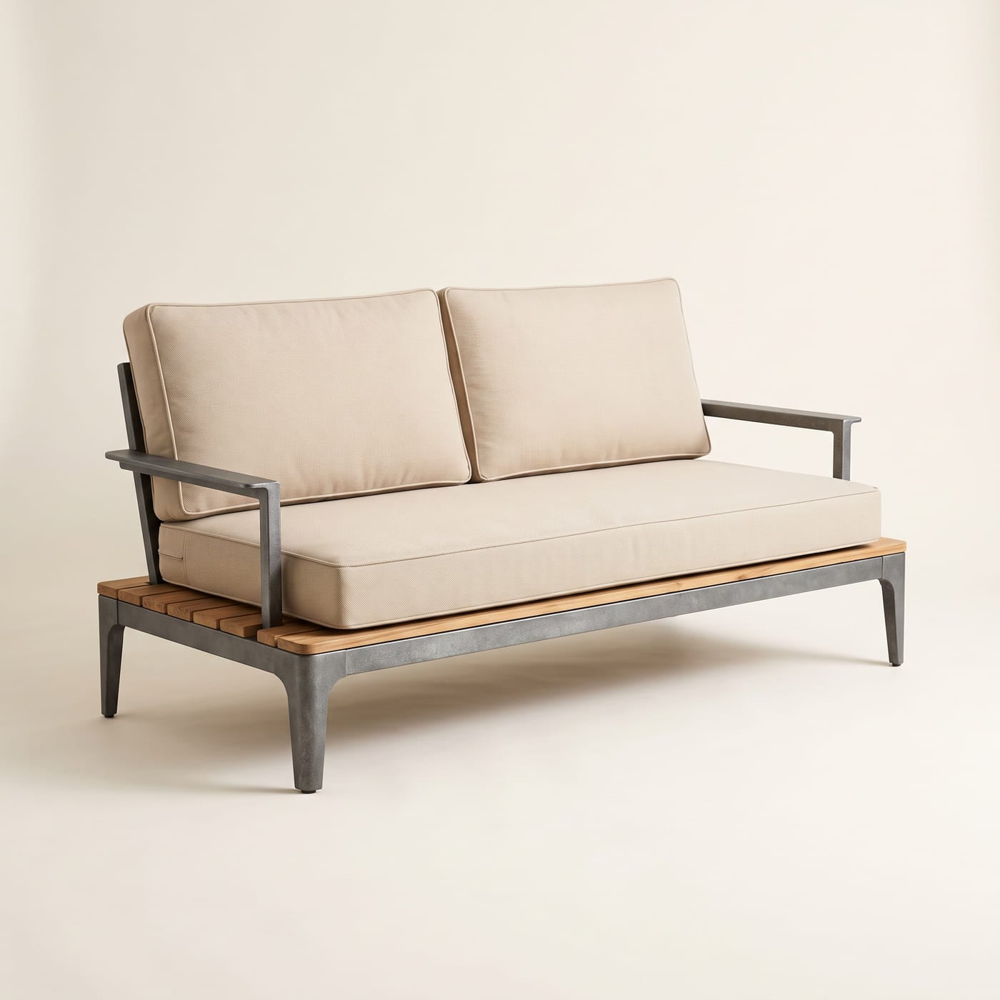 Gartensofa mit verzinktem Stahlgestell und hellen Außenkissen, die auf einem Lattenrost aufliegen.